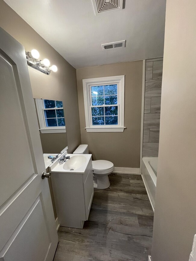 Building Photo - 815 N Commander St