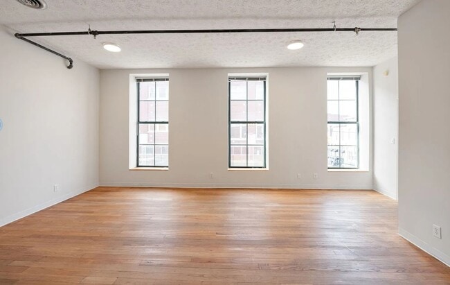 Building Photo - Main Street Loft Apartment