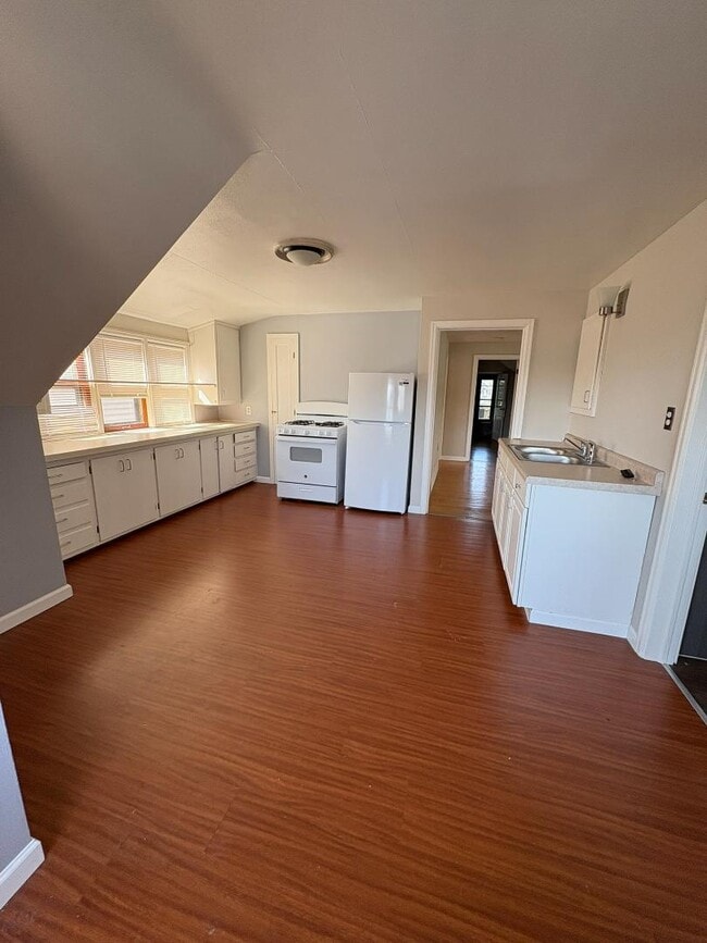 Building Photo - 2132 S 75th St