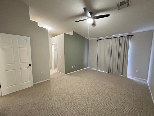 Building Photo - Gated Townhome 3-Bedrooms 2.5-Bathrooms!