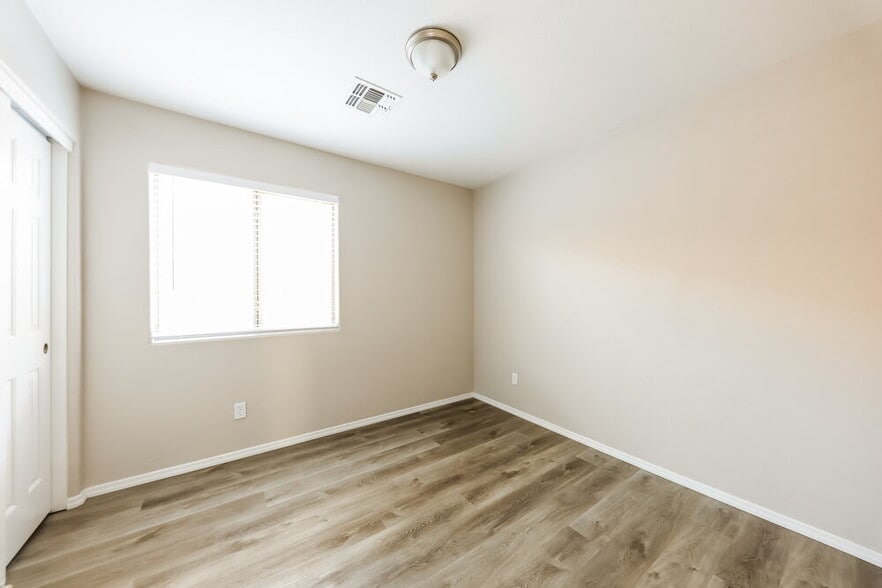 Building Photo - 13122 W Clarendon Ave
