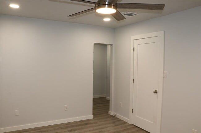 Building Photo - 8903 Mesa Dr