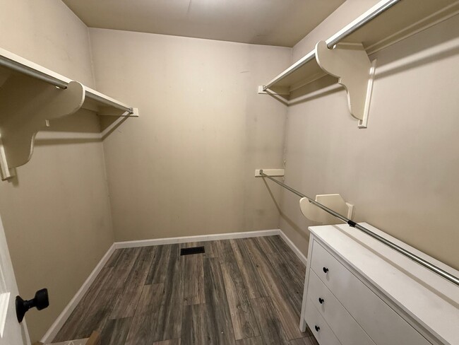 Building Photo - Luxury 4 Bed Home with Bonus Rooms and Pool