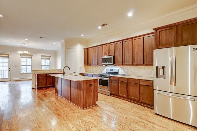 Building Photo - 5710 Darling St