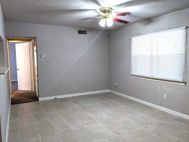 Primary Photo - 704 E 22nd St