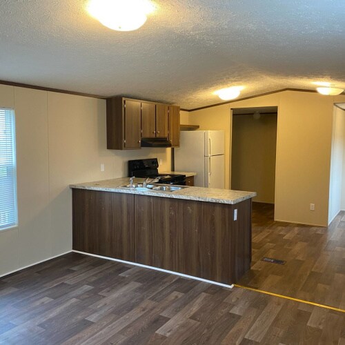 Building Photo - Pine Lake