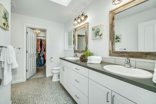 Building Photo - Woodinville Estate's Cozy Home