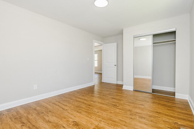 Building Photo - NEWLY RENOVATED 2 bedroom, 1 bathroom at G...