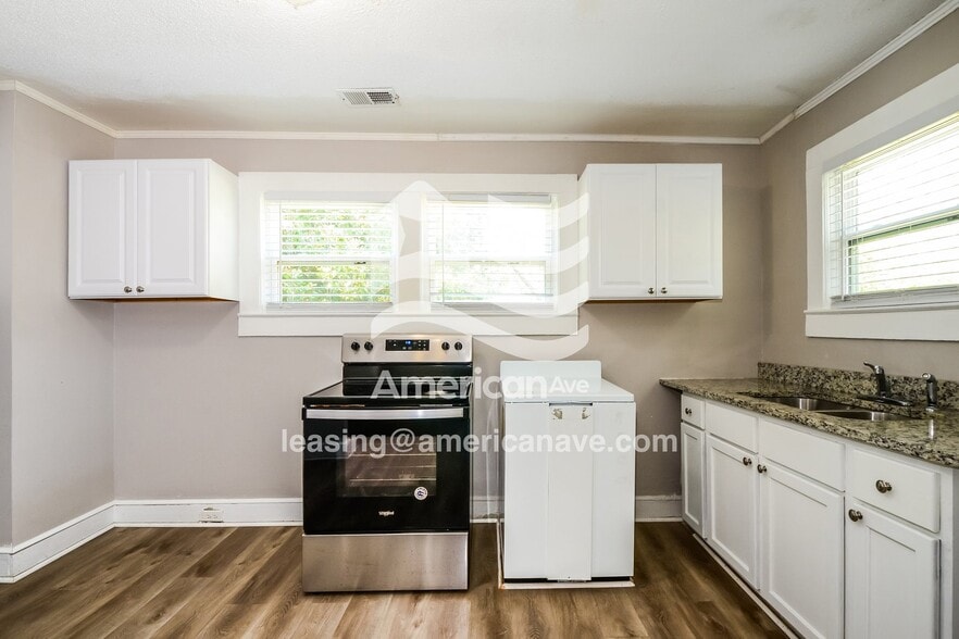 Building Photo - 304 S Pine St