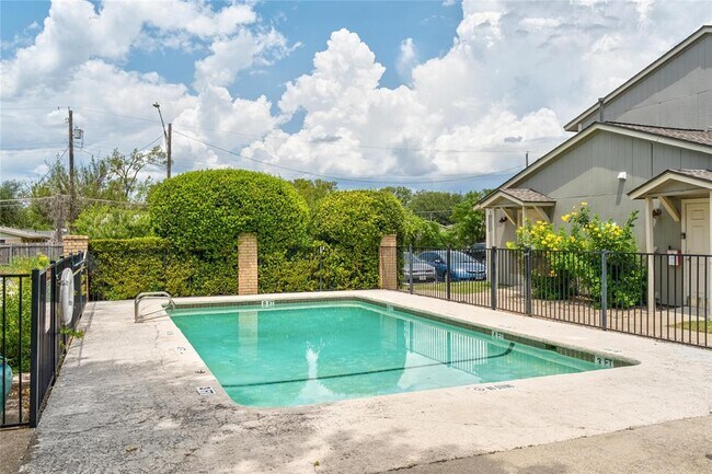 Building Photo - 2450 Ashdale Dr