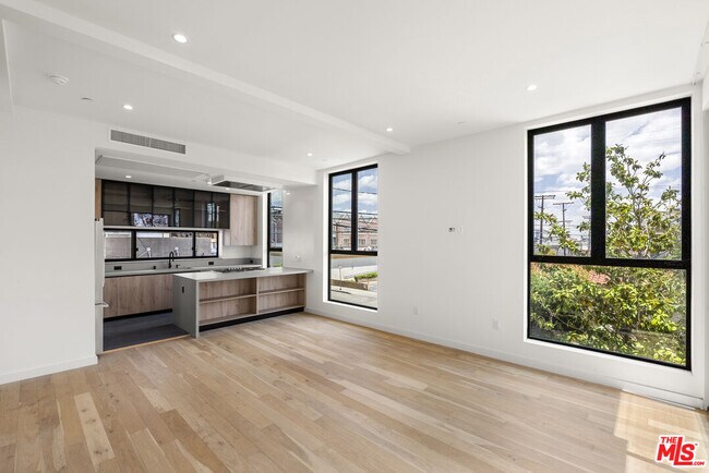 Building Photo - 1417 S Doheny Dr