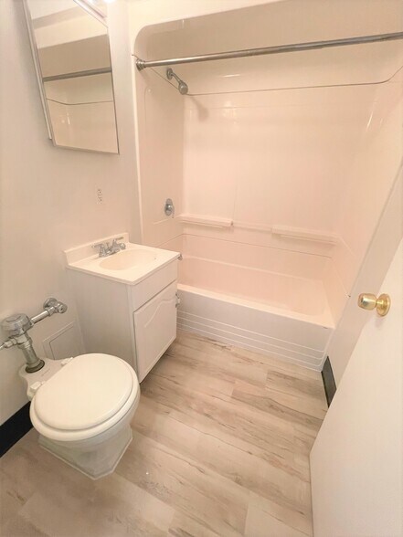 Building Photo - 5712 Phillips Ave