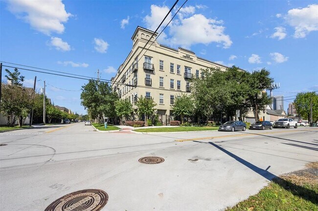 Building Photo - 2216 Chenevert St