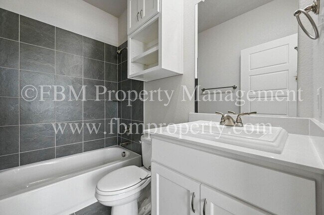 Building Photo - 2121 Luna Dr