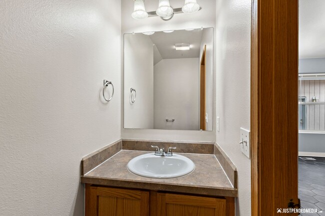 Building Photo - Spacious & Updated 3 Bedroom Duplex Near M...