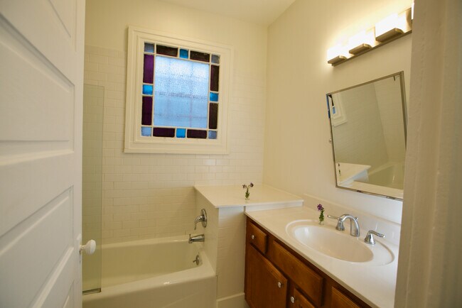 Building Photo - 813 Leontine St