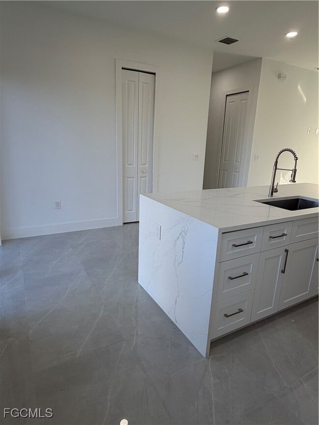 Building Photo - 1037 Macy St E