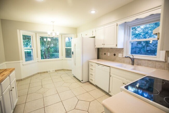 Building Photo - 128 Seneca Ln
