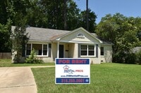 Building Photo - Cute 3 Bed 2 Bath with Hardwood Floors & G...