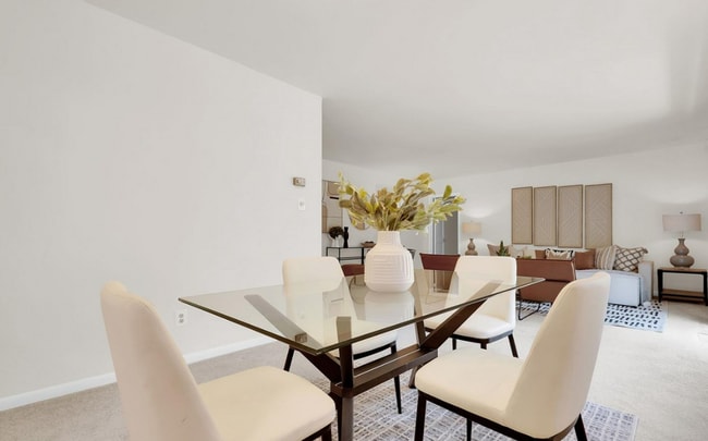 Building Photo - Bright Top-Floor 2BR Condo with Balcony in Parkside Community