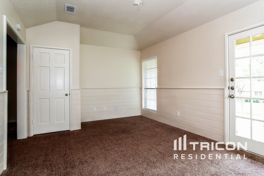 Building Photo - 12134 Quail Creek Dr