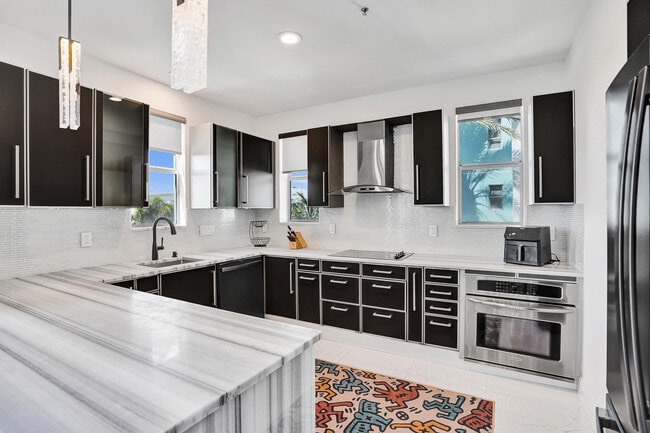 Building Photo - 365 SE 6th Ave