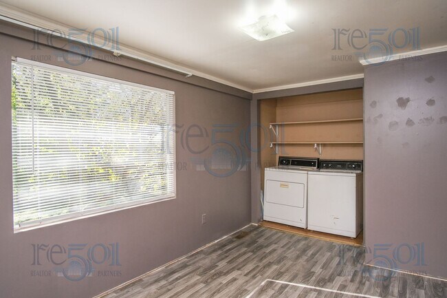 Building Photo - This Hillcrest Bungalow is just what you w...
