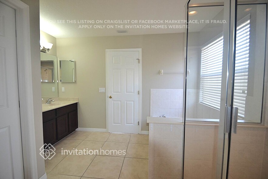 Building Photo - 8828 Royal Enclave Blvd