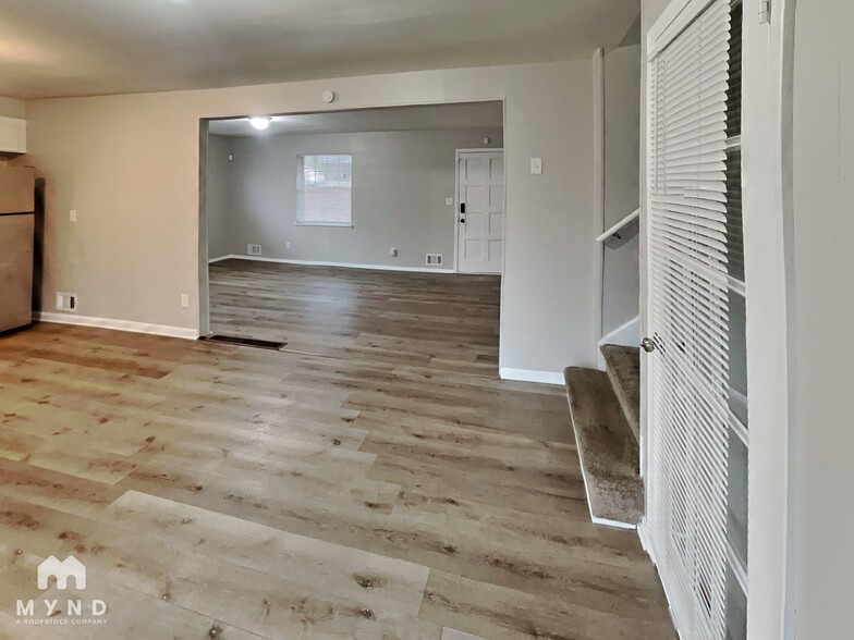Building Photo - 5465 Deerfield Trail