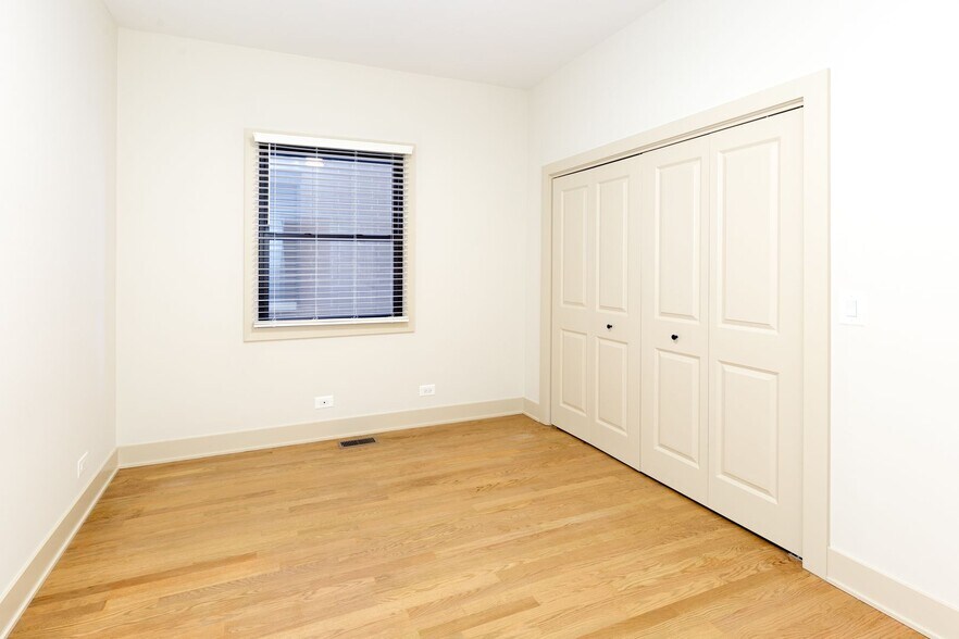 Building Photo - 1320 W Diversey Pky