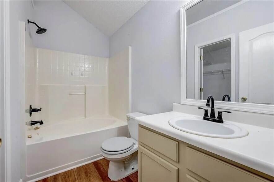 Building Photo - Room in House on Cypress Pointe Dr
