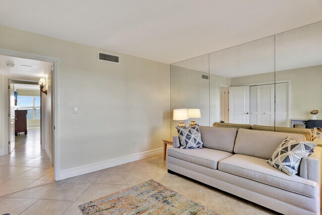 Building Photo - 1021 Hillsboro Mile