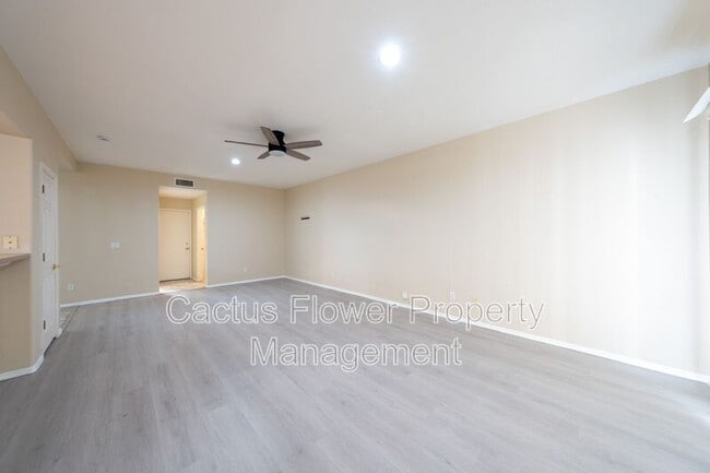 Building Photo - 970 N Willow St