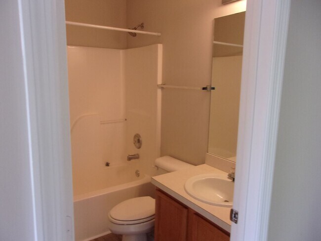Building Photo - 3 Bedroom / 2.5 Bathroom with 2 car garage...