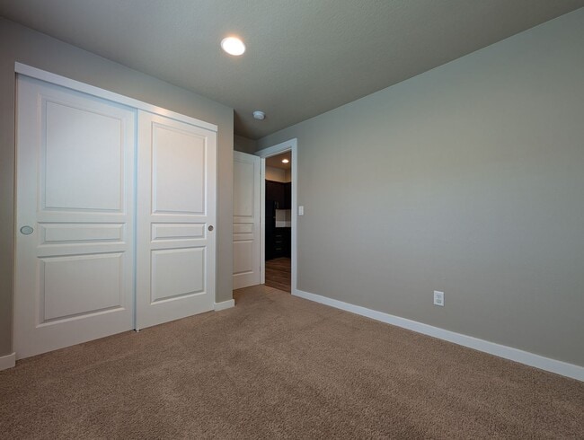 Building Photo - 2bdrm/1bthrm home with beautiful finishes!