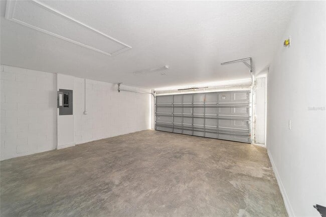 Building Photo - 200 Oak Ln