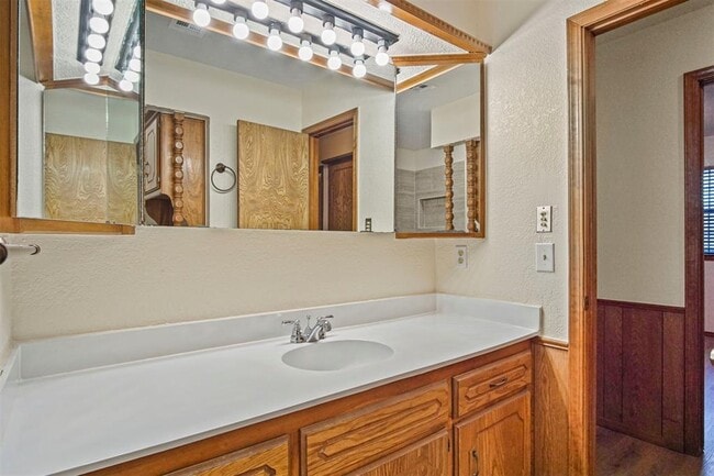 Building Photo - 1125 N Patterson Dr