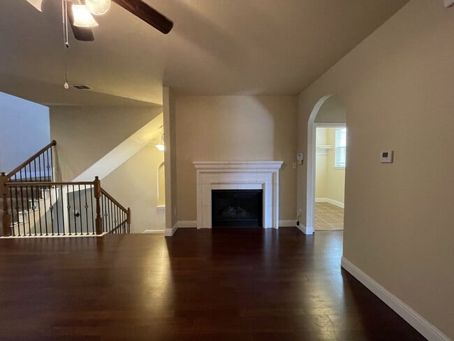 Building Photo - 2650 Venice Dr