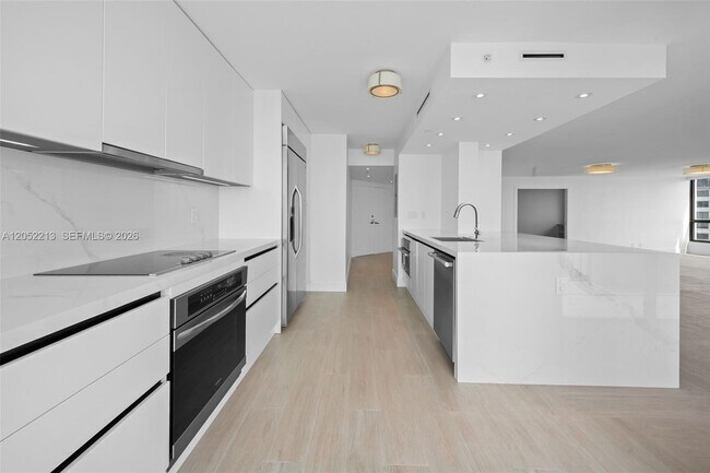 Building Photo - 520 Brickell Key Dr