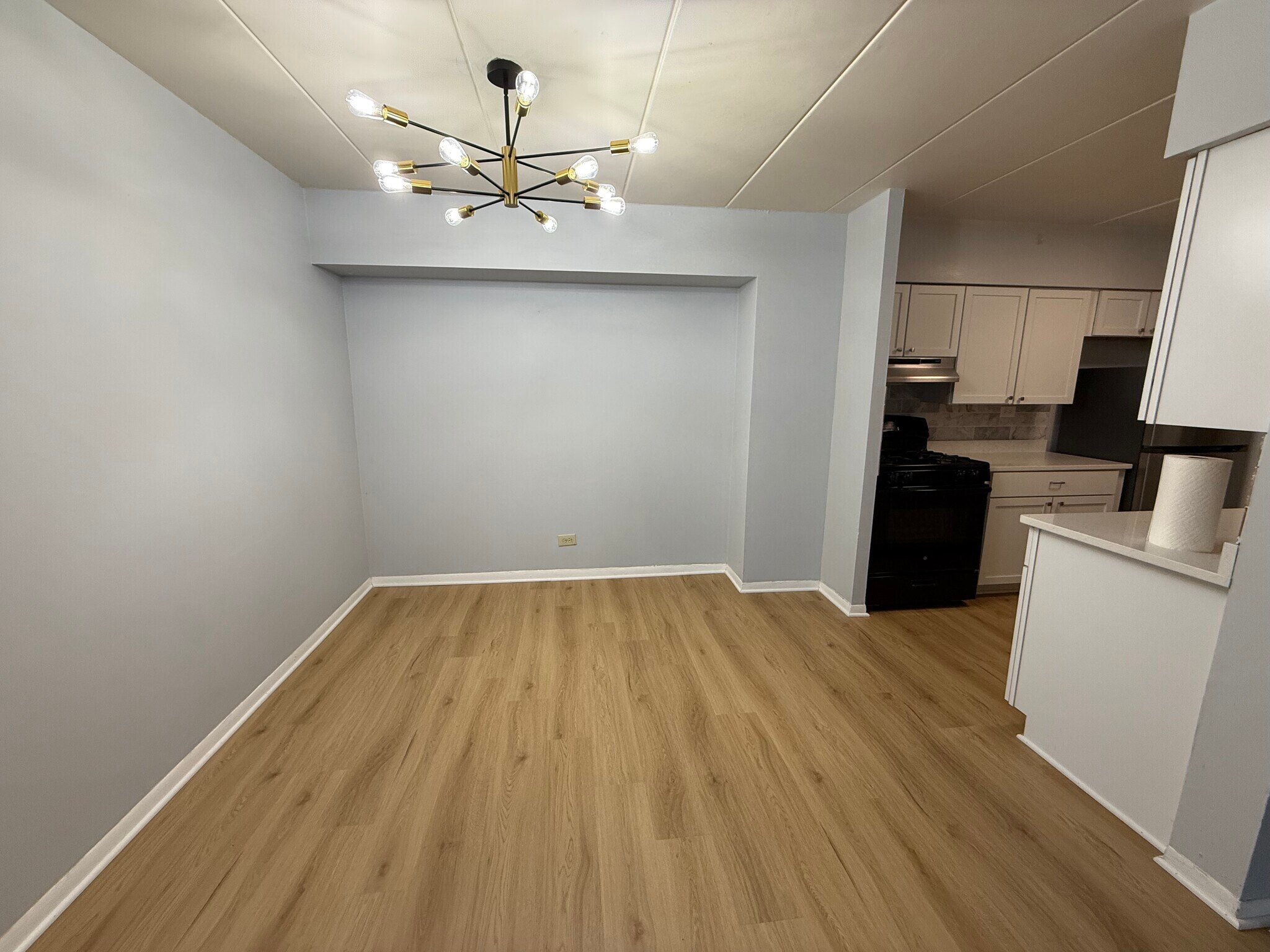 Dining area - 300 S Roselle Rd