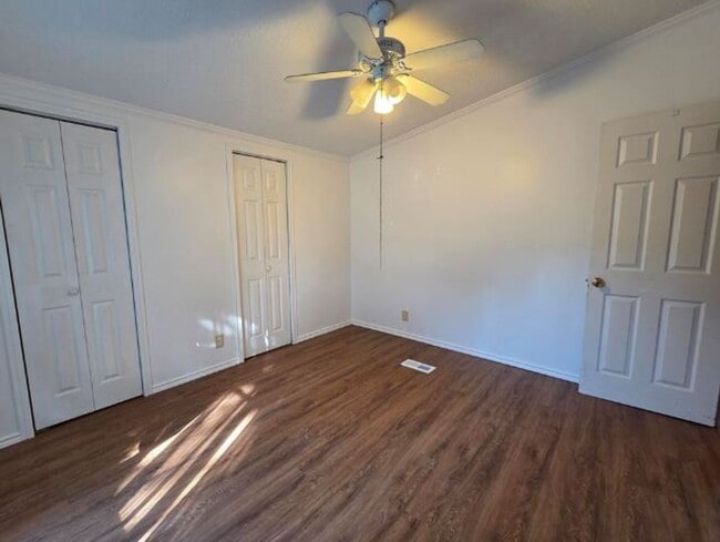 Building Photo - FOR LEASE!!
