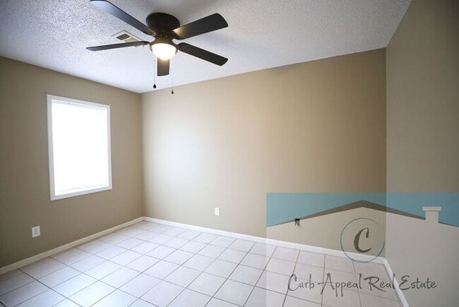Building Photo - Recently renovated 2 bed, 1 bath apt - washer, dryer and utilities included!! HUD accepted!