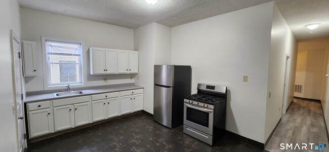 Building Photo - 24 Meadow St