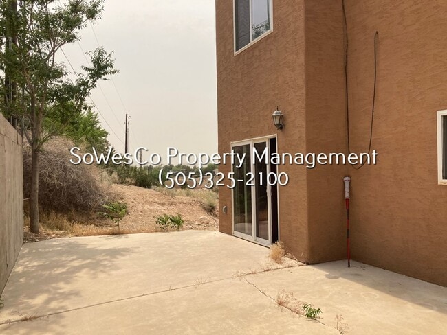 Building Photo - 3 Bedroom 2 Bath - three story home with Garage