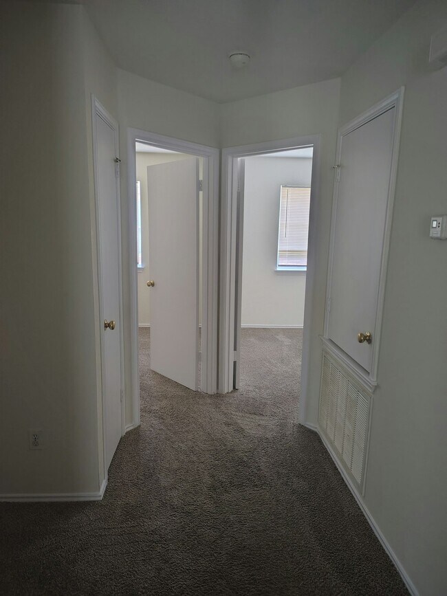 Building Photo - 382 Lake Washington Dr