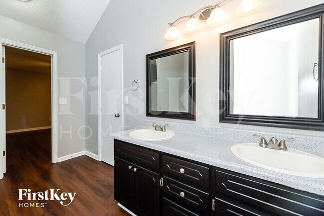 Building Photo - 470 Willow Ln