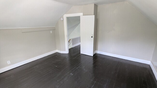 Building Photo - Spacious 5-bedroom, 1-bath home offers flexible living across multiple levels in Akron