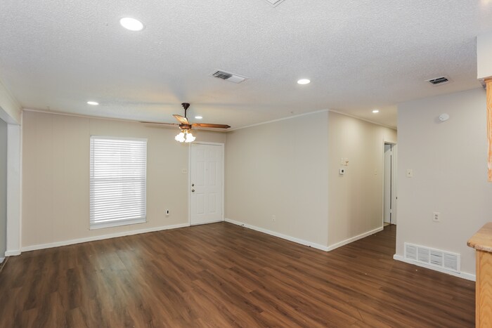 Building Photo - 441 NW Jayellen Ave