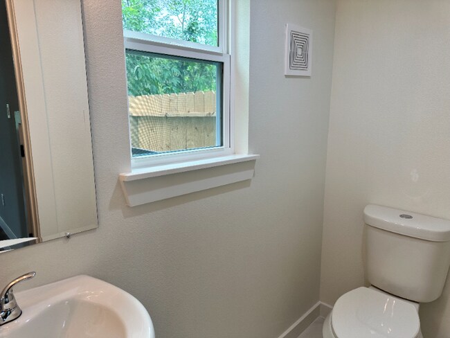 Building Photo - 8404 Tate St