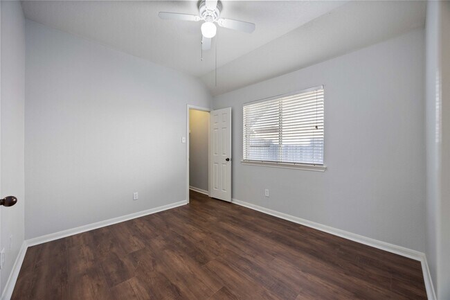 Building Photo - 15018 Summer Knoll Ln